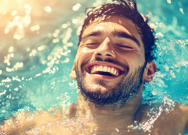 水に浮かぶ笑顔の男性