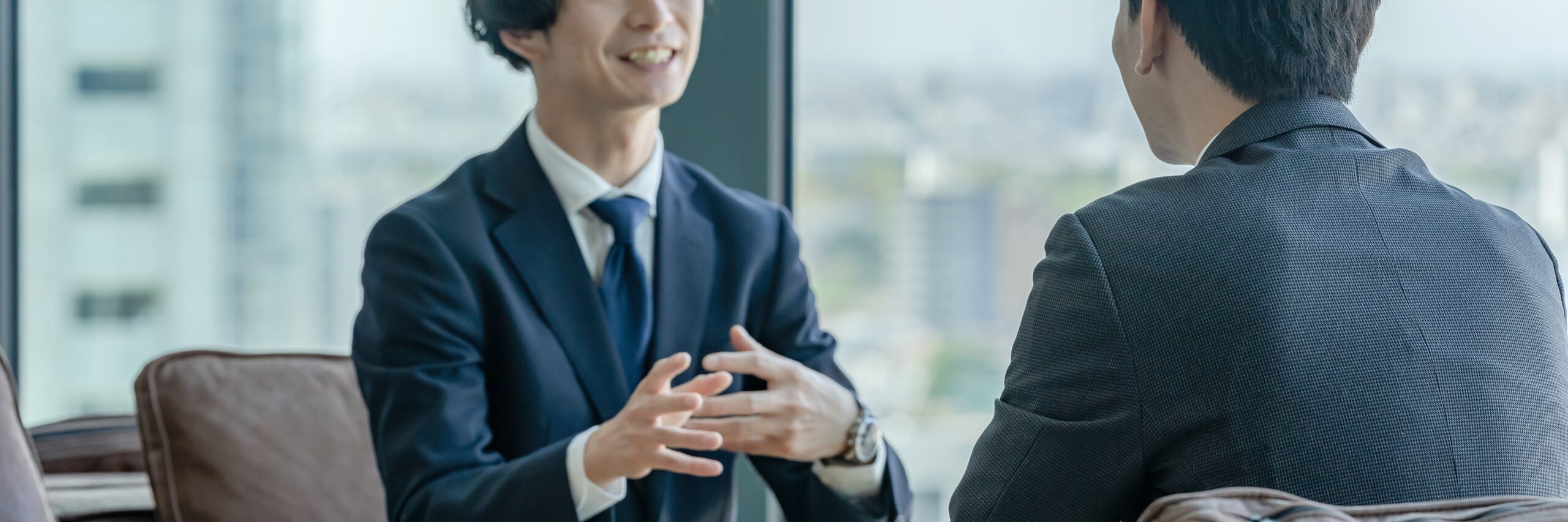 商談する男性