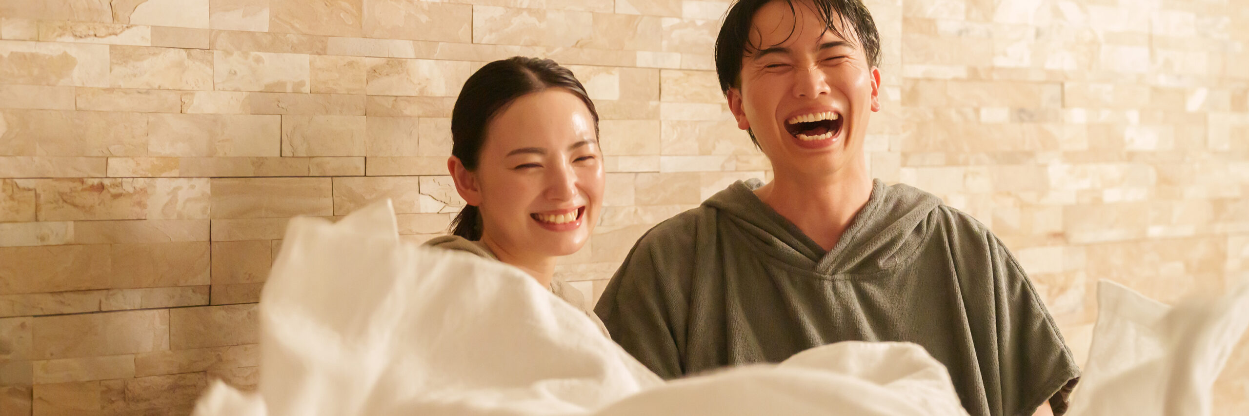 サウナを楽しむ男女